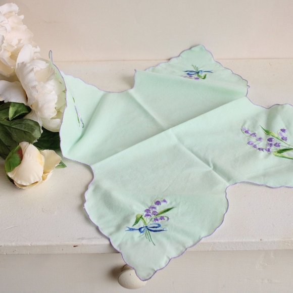 Vintage Bun Warmer, Mint Green Bread basket Liner, Embroidered Purple Flowers - Picture 1 of 10